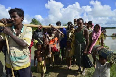 Yüzlerce Rohingya vatandaşı Bangladeş 'in Taknuf, Bangladeş' teki Nuf Nehri 'ni geçtikten sonra 2009 Eylül 2017' de Buchidong 'dan Myanmar' a kaçarken Bangladeş sınırını geçtiler. Birleşmiş Milletler Mülteciler Yüksek Komiserine göre daha çok