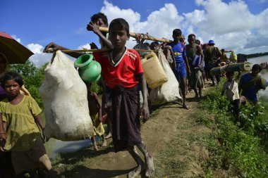 Yüzlerce Rohingya vatandaşı Bangladeş 'in Taknuf, Bangladeş' teki Nuf Nehri 'ni geçtikten sonra 2009 Eylül 2017' de Buchidong 'dan Myanmar' a kaçarken Bangladeş sınırını geçtiler. Birleşmiş Milletler Mülteciler Yüksek Komiserine göre daha çok