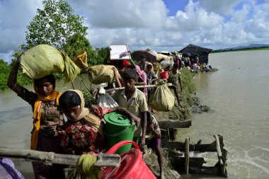 Yüzlerce Rohingya vatandaşı Bangladeş 'in Taknuf, Bangladeş' teki Nuf Nehri 'ni geçtikten sonra 2009 Eylül 2017' de Buchidong 'dan Myanmar' a kaçarken Bangladeş sınırını geçtiler. Birleşmiş Milletler Mülteciler Yüksek Komiserine göre daha çok
