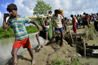 Yüzlerce Rohingya vatandaşı Bangladeş 'in Taknuf, Bangladeş' teki Nuf Nehri 'ni geçtikten sonra 2009 Eylül 2017' de Buchidong 'dan Myanmar' a kaçarken Bangladeş sınırını geçtiler. Birleşmiş Milletler Mülteciler Yüksek Komiserine göre daha çok