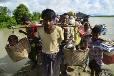 Yüzlerce Rohingya vatandaşı Bangladeş 'in Taknuf, Bangladeş' teki Nuf Nehri 'ni geçtikten sonra 2009 Eylül 2017' de Buchidong 'dan Myanmar' a kaçarken Bangladeş sınırını geçtiler. Birleşmiş Milletler Mülteciler Yüksek Komiserine göre daha çok