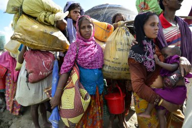 Yüzlerce Rohingya vatandaşı Bangladeş 'in Taknuf, Bangladeş' teki Nuf Nehri 'ni geçtikten sonra 2009 Eylül 2017' de Buchidong 'dan Myanmar' a kaçarken Bangladeş sınırını geçtiler. Birleşmiş Milletler Mülteciler Yüksek Komiserine göre daha çok