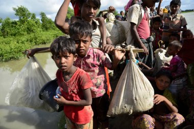 Yüzlerce Rohingya vatandaşı Bangladeş 'in Taknuf, Bangladeş' teki Nuf Nehri 'ni geçtikten sonra 2009 Eylül 2017' de Buchidong 'dan Myanmar' a kaçarken Bangladeş sınırını geçtiler. Birleşmiş Milletler Mülteciler Yüksek Komiserine göre daha çok