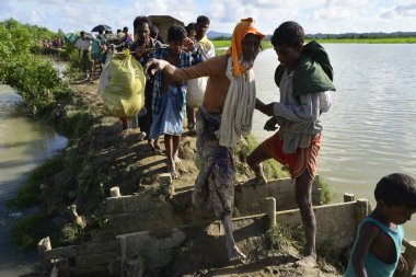 Yüzlerce Rohingya vatandaşı Bangladeş 'in Taknuf, Bangladeş' teki Nuf Nehri 'ni geçtikten sonra 2009 Eylül 2017' de Buchidong 'dan Myanmar' a kaçarken Bangladeş sınırını geçtiler. Birleşmiş Milletler Mülteciler Yüksek Komiserine göre daha çok