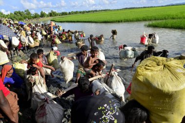 Yüzlerce Rohingya vatandaşı Bangladeş 'in Taknuf, Bangladeş' teki Nuf Nehri 'ni geçtikten sonra 2009 Eylül 2017' de Buchidong 'dan Myanmar' a kaçarken Bangladeş sınırını geçtiler. Birleşmiş Milletler Mülteciler Yüksek Komiserine göre daha çok