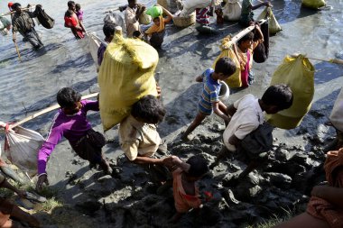 Yüzlerce Rohingya vatandaşı Bangladeş 'in Taknuf, Bangladeş' teki Nuf Nehri 'ni geçtikten sonra 2009 Eylül 2017' de Buchidong 'dan Myanmar' a kaçarken Bangladeş sınırını geçtiler. Birleşmiş Milletler Mülteciler Yüksek Komiserine göre daha çok
