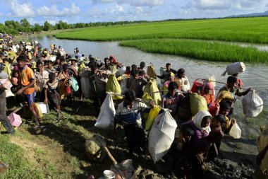 Yüzlerce Rohingya vatandaşı Bangladeş 'in Taknuf, Bangladeş' teki Nuf Nehri 'ni geçtikten sonra 2009 Eylül 2017' de Buchidong 'dan Myanmar' a kaçarken Bangladeş sınırını geçtiler. Birleşmiş Milletler Mülteciler Yüksek Komiserine göre daha çok