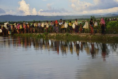 Yüzlerce Rohingya vatandaşı Bangladeş 'in Taknuf, Bangladeş' teki Nuf Nehri 'ni geçtikten sonra 2009 Eylül 2017' de Buchidong 'dan Myanmar' a kaçarken Bangladeş sınırını geçtiler. Birleşmiş Milletler Mülteciler Yüksek Komiserine göre daha çok