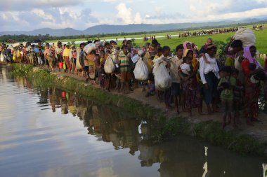 Yüzlerce Rohingya vatandaşı Bangladeş 'in Taknuf, Bangladeş' teki Nuf Nehri 'ni geçtikten sonra 2009 Eylül 2017' de Buchidong 'dan Myanmar' a kaçarken Bangladeş sınırını geçtiler. Birleşmiş Milletler Mülteciler Yüksek Komiserine göre daha çok