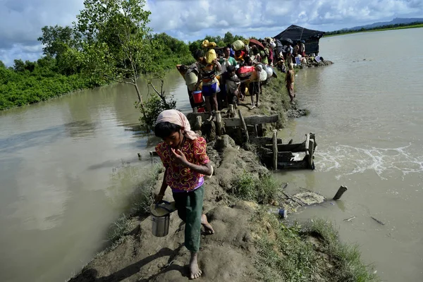 Hundreds Rohingya People Crossing Bangladesh Border Flee Buchidong Myanmar Crossing — Stock Photo, Image