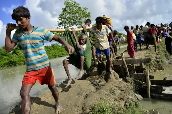Yüzlerce Rohingya vatandaşı Bangladeş 'in Taknuf, Bangladeş' teki Nuf Nehri 'ni geçtikten sonra 2009 Eylül 2017' de Buchidong 'dan Myanmar' a kaçarken Bangladeş sınırını geçtiler. Birleşmiş Milletler Mülteciler Yüksek Komiserine göre daha çok