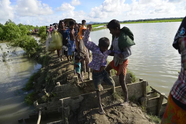 Hundreds Rohingya People Crossing Bangladesh Border Flee Buchidong Myanmar Crossing — Stock Photo, Image