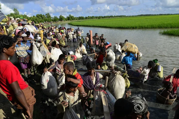 Hundreds Rohingya People Crossing Bangladesh Border Flee Buchidong Myanmar Crossing — Stock Photo, Image