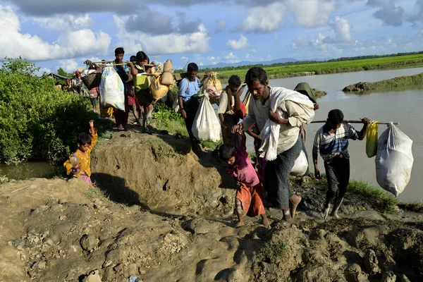 Yüzlerce Rohingya vatandaşı Bangladeş 'in Taknuf, Bangladeş' teki Nuf Nehri 'ni geçtikten sonra 2009 Eylül 2017' de Buchidong 'dan Myanmar' a kaçarken Bangladeş sınırını geçtiler. Birleşmiş Milletler Mülteciler Yüksek Komiserine göre daha çok
