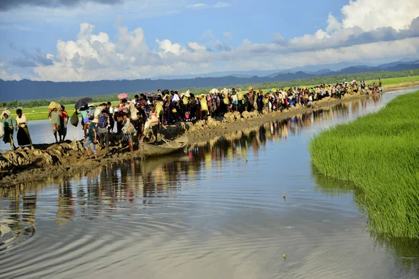 Hundreds Rohingya People Crossing Bangladesh Border Flee Buchidong Myanmar Crossing — Stock Photo, Image