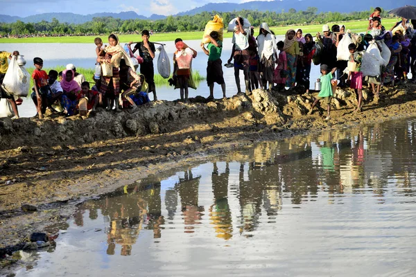 Hundreds Rohingya People Crossing Bangladesh Border Flee Buchidong Myanmar Crossing — Stock Photo, Image