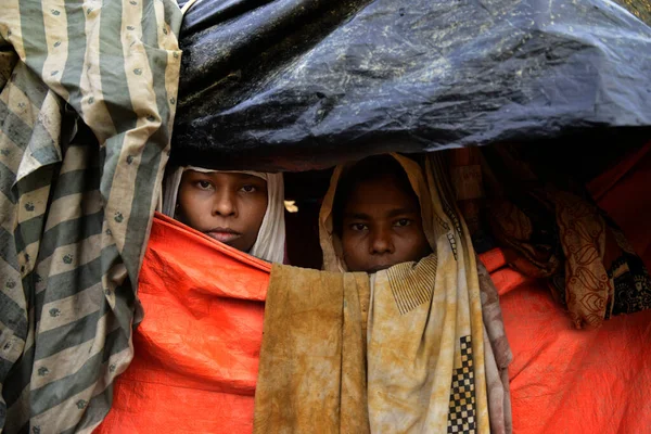 ロヒンギャの女性達は 2017年10月8日にバングラデシュのコックスバザールにあるタンカリ仮設キャンプで 仮設住宅の外を見ています 国連難民高等弁務官事務所 Unhcr によると 52万5千人以上のロヒンギャ難民が — ストック写真