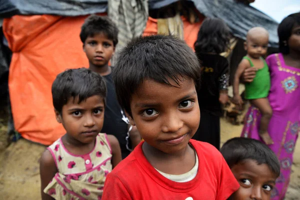 Rohingya çocukları 8 Ekim 2017 'de Cox' s Bazar, Bangladeş 'teki Thangkhali derme çatma kampında poz verdiler. Birleşmiş Milletler Mülteciler Yüksek Komiserine (UNHCR) göre şiddet uygulamak amacıyla 525 binden fazla Rohingya mültecisi Myanmar 'dan kaçtı