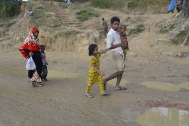 Rohingya mülteci yürüyüşleri, 10 Eylül 2017 'de Cox' s Bazar, Bangladeş 'teki Balukhali derme çatma kampında. Birleşmiş Milletler Mülteciler Yüksek Komiserliğine (UNHCR) göre 525.000 'den fazla Rohingyalı mülteci şiddet nedeniyle Myanmar' dan kaçtı.