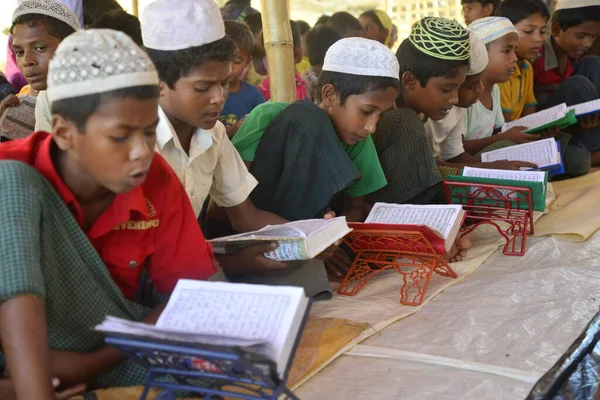 Дети Рохинджа Изучают Коран Медресе Импровизированном Лагере Балухали Кокс Базаре — стоковое фото