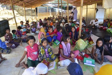 Rohingya Çocukları Kuran 'ı 10 Ekim 2017' de Bangladeş, Cox 's Bazar' daki Balukhali derme çatma kampında bir Madrasa 'da öğreniyorlar. 9 Ekim 'de Myanmar' da binlerce Rohingya 'nın şiddetten kaçması Bangladeş' e akın etti.
