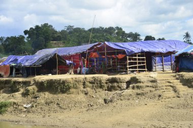 10 Ekim 2017 'de Tombru Bandarban' ın Myanmar ve Bangladeş sınırları arasındaki tarafsız bölgeye yakın bir Rohingya mülteci derme çatma kampı. Ekim 'de Myanmar' da şiddetten kaçan binlerce Rohingya Bangladeş 'e akın etti 