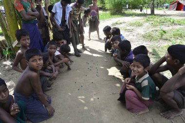 10 Ekim 2017 'de Tombru Bandarban' ın Myanmar ve Bangladeş sınırları arasındaki tarafsız bölgeye yakın derme çatma kampta bir grup Rohingyalı çocuk mermer oynuyor. Binlerce Rohingya şiddetten kaçıyor 