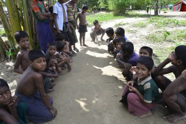 10 Ekim 2017 'de Tombru Bandarban' ın Myanmar ve Bangladeş sınırları arasındaki tarafsız bölgeye yakın derme çatma kampta bir grup Rohingyalı çocuk mermer oynuyor. Binlerce Rohingya şiddetten kaçıyor 