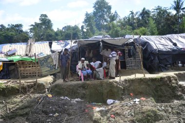 10 Ekim 2017 'de Tombru Bandarban' ın Myanmar ve Bangladeş sınırları arasındaki tarafsız bölgeye yakın bir Rohingya mülteci derme çatma kampı. Ekim 'de Myanmar' da şiddetten kaçan binlerce Rohingya Bangladeş 'e akın etti 