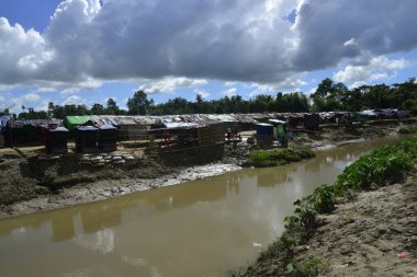 10 Ekim 2017 'de Tombru Bandarban' ın Myanmar ve Bangladeş sınırları arasındaki tarafsız bölgeye yakın bir Rohingya mülteci derme çatma kampı. Ekim 'de Myanmar' da şiddetten kaçan binlerce Rohingya Bangladeş 'e akın etti 