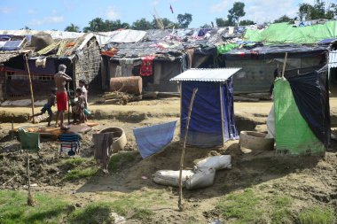 10 Ekim 2017 'de Tombru Bandarban' ın Myanmar ve Bangladeş sınırları arasındaki tarafsız bölgeye yakın bir Rohingya mülteci derme çatma kampı. Ekim 'de Myanmar' da şiddetten kaçan binlerce Rohingya Bangladeş 'e akın etti 
