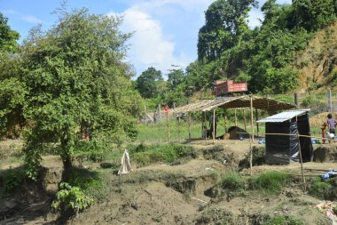  Myanmar 'lı işçiler 10 Ekim 2017' de Bandarban 'ın Bangladeş ilçesi Tombru' dan görüldüğü üzere Myanmar-Bangladeş sınırı boyunca bir dikenli teli tamir ettiler. Myanmar 'da şiddetten kaçan binlerce Rohingya Octob' da Bangladeş 'e akın etti.