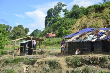  Myanmar 'lı işçiler 10 Ekim 2017' de Bandarban 'ın Bangladeş ilçesi Tombru' dan görüldüğü üzere Myanmar-Bangladeş sınırı boyunca bir dikenli teli tamir ettiler. Myanmar 'da şiddetten kaçan binlerce Rohingya Octob' da Bangladeş 'e akın etti.