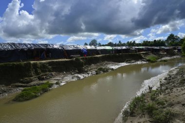 10 Ekim 2017 'de Tombru Bandarban' ın Myanmar ve Bangladeş sınırları arasındaki tarafsız bölgeye yakın bir Rohingya mülteci derme çatma kampı. Ekim 'de Myanmar' da şiddetten kaçan binlerce Rohingya Bangladeş 'e akın etti 