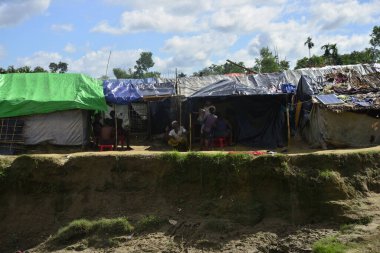 10 Ekim 2017 'de Tombru Bandarban' ın Myanmar ve Bangladeş sınırları arasındaki tarafsız bölgeye yakın bir Rohingya mülteci derme çatma kampı. Ekim 'de Myanmar' da şiddetten kaçan binlerce Rohingya Bangladeş 'e akın etti 