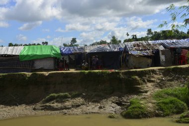 10 Ekim 2017 'de Tombru Bandarban' ın Myanmar ve Bangladeş sınırları arasındaki tarafsız bölgeye yakın bir Rohingya mülteci derme çatma kampı. Ekim 'de Myanmar' da şiddetten kaçan binlerce Rohingya Bangladeş 'e akın etti 