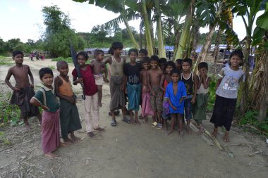 Bir grup Rohingya çocuğu, 10 Ekim 2017 'de Tombru Bandarban' ın Myanmar ve Bangladeş sınırları arasındaki tarafsız bölge yakınlarında derme çatma bir kampta poz verdiler. Myanmar 'da şiddetten kaçan binlerce Rohingya ayaklandı.