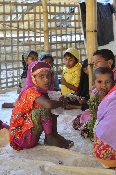 Rohingya Děti Učí Korán Madrase Provizorním Táboře Balukhali Cox Bazar — Stock fotografie