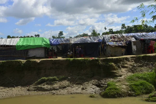 10 Ekim 2017 'de Tombru Bandarban' ın Myanmar ve Bangladeş sınırları arasındaki tarafsız bölgeye yakın bir Rohingya mülteci derme çatma kampı. Ekim 'de Myanmar' da şiddetten kaçan binlerce Rohingya Bangladeş 'e akın etti 