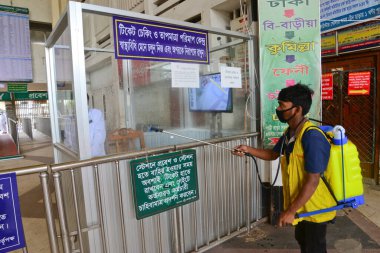 24 Haziran 2020 'de Bangladeş, Dhaka' daki koronavirüs salgını sırasında Kamalapur Tren İstasyonu 'na bir dezenfektan püskürttü.