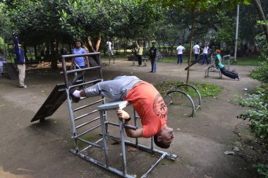 Bangladeş halkı, 11 Kasım 2016 'da Bangladeş' in Dhaka kentindeki Ramna Parkı 'nda sağlık için yürüyorlar.