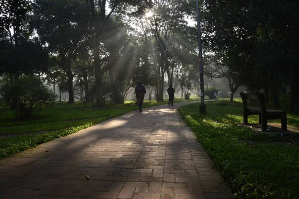 Bangladeshi Ludzi Idą Dla Dobrego Zdrowia Zimowy Poranek Ramna Park — Zdjęcie stockowe