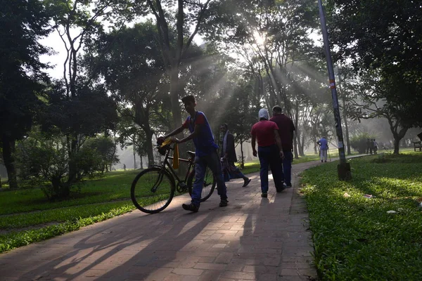 Bangladeshi Ludzi Idą Dla Dobrego Zdrowia Zimowy Poranek Ramna Park — Zdjęcie stockowe