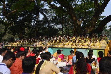Bangladeşli şarkıcılar Bangla Yeni Yılı 'nın ilk günü için düzenlenen bir konserde şarkı söylüyorlar, ya da Bangladeş, Dhaka' da, 14 Nisan 2017 Cuma. Cuma günü binlerce Bangladeşli yeni yıllarını panayırlarla kutladı.