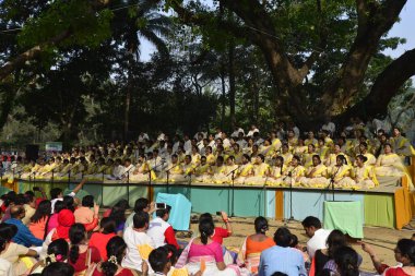 Bangladeşli şarkıcılar Bangla Yeni Yılı 'nın ilk günü için düzenlenen bir konserde şarkı söylüyorlar, ya da Bangladeş, Dhaka' da, 14 Nisan 2017 Cuma. Cuma günü binlerce Bangladeşli yeni yıllarını panayırlarla kutladı.