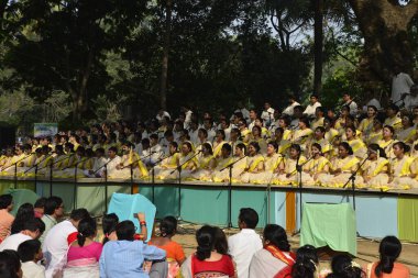 Bangladeşli şarkıcılar Bangla Yeni Yılı 'nın ilk günü için düzenlenen bir konserde şarkı söylüyorlar, ya da Bangladeş, Dhaka' da, 14 Nisan 2017 Cuma. Cuma günü binlerce Bangladeşli yeni yıllarını panayırlarla kutladı.