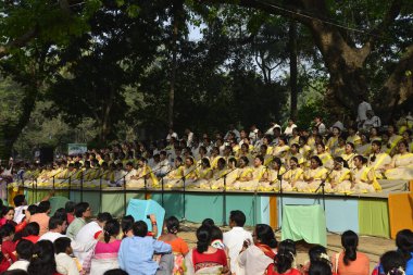 Bangladeşli şarkıcılar Bangla Yeni Yılı 'nın ilk günü için düzenlenen bir konserde şarkı söylüyorlar, ya da Bangladeş, Dhaka' da, 14 Nisan 2017 Cuma. Cuma günü binlerce Bangladeşli yeni yıllarını panayırlarla kutladı.