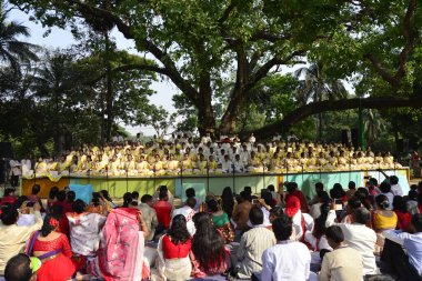Bangladeşli şarkıcılar Bangla Yeni Yılı 'nın ilk günü için düzenlenen bir konserde şarkı söylüyorlar, ya da Bangladeş, Dhaka' da, 14 Nisan 2017 Cuma. Cuma günü binlerce Bangladeşli yeni yıllarını panayırlarla kutladı.