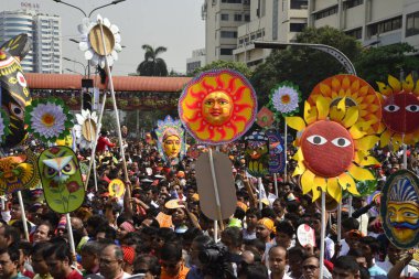 Bangladeş halkı Bangla Yeni Yılı 'nın ilk gününü kutlamak için Bangladeş' in başkenti Bangladeş 'te bir geçit törenine katılıyor. Cuma günü binlerce Bangladeşli yeni yıllarını fuarlar ve konserlerle kutladı