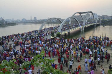 Bangladeşliler Bangla Yeni Yılı 'nın ilk gününü kutlamak için toplandılar, ya da 